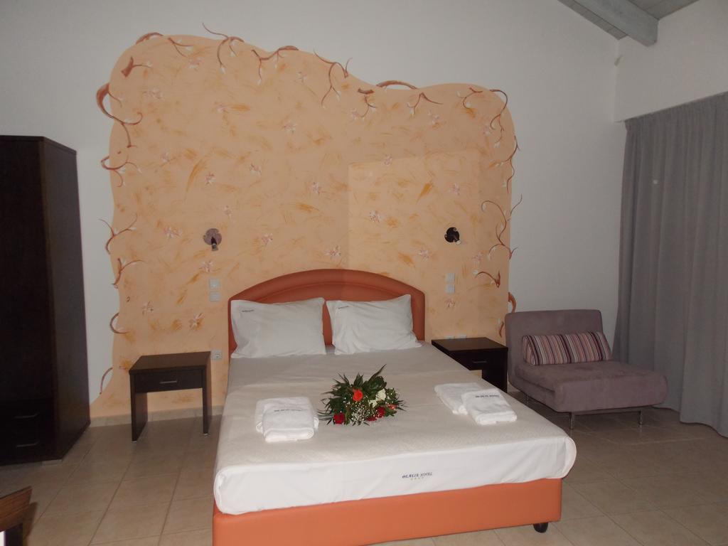 Hotel Theasis Paralia Sergoulas Quarto foto